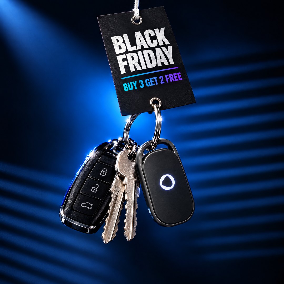 Black Friday tag hanging on a string with car keys, house keys and a Spotminders Smart Tag on its key ring